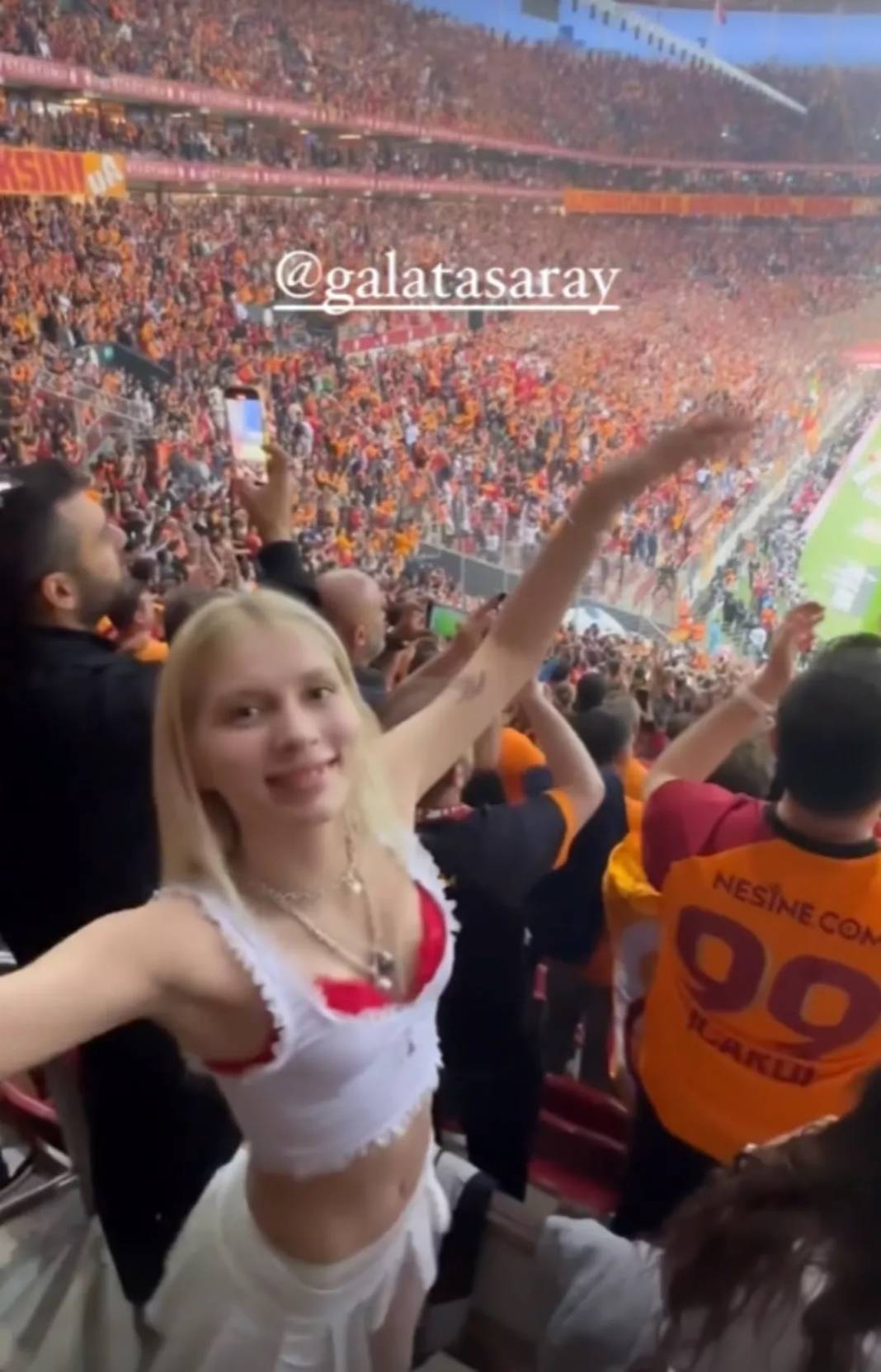 Galatasaray'ın şampiyonluğu sonrası ünlü isimlerden paylaşımlar art arda geldi! 1